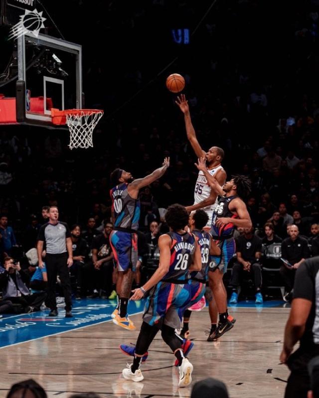 【现场】杜兰特重回布鲁克林 球迷连嘘带喊爱恨交织